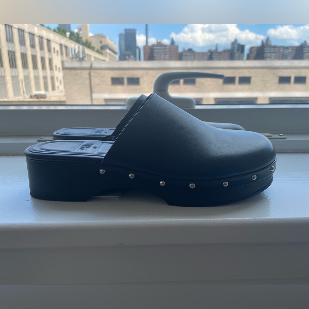 Leather clogs